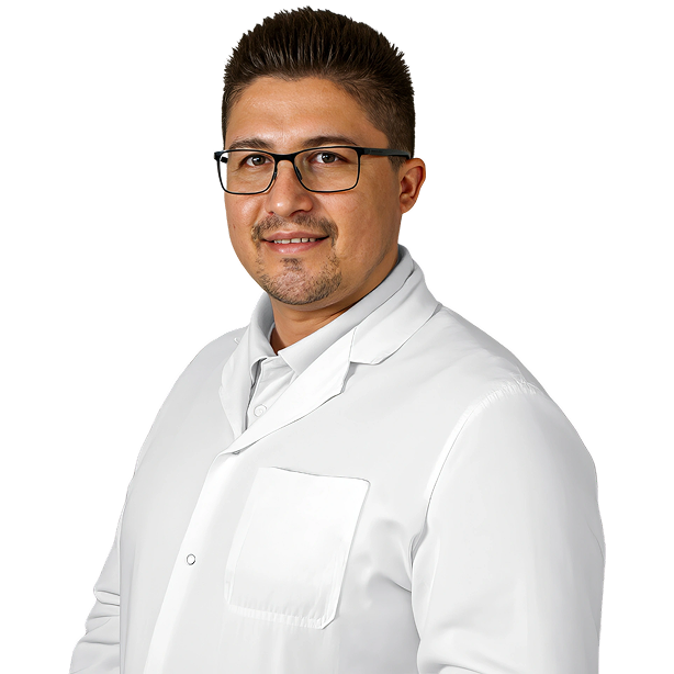 Dr. Demir Mulalic im weißen Arztkittel